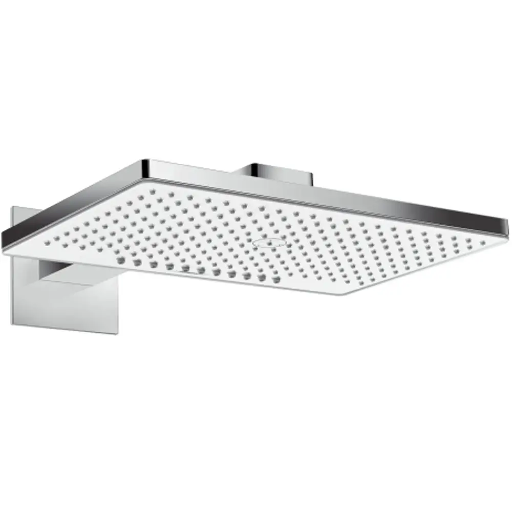 Hansgrohe Kopfbrause in rechteckiger Form mit vielen Sprühöffnungen, montiert an einem Brausearm. Oberfläche in glänzendem Chrom.